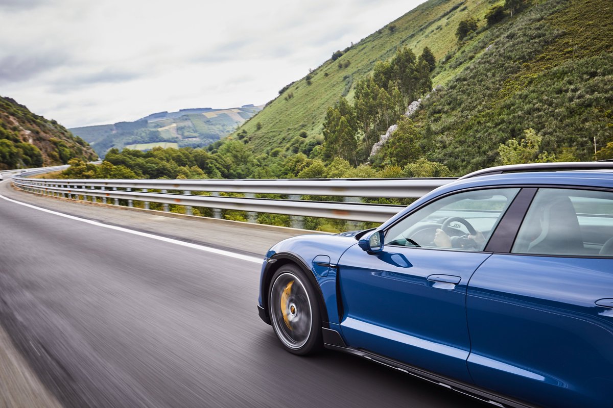 tomas_villen's tweet photo. ¡Nueva Ruta Taycan! Tercera de esta serie de rutas, en este caso con #Galicia como destino y punto de retorno. Un #ElectroTour verde ideal para disfrutar del Taycan, demostrando la efectividad de un #Porsche sostenible 100%. ⚡️https://t.co/NTIhHWSdfO ⚡️#VamosPorsche🇩🇪🇪🇸🇵🇹 https://t.co/sdh7mFLK5k
