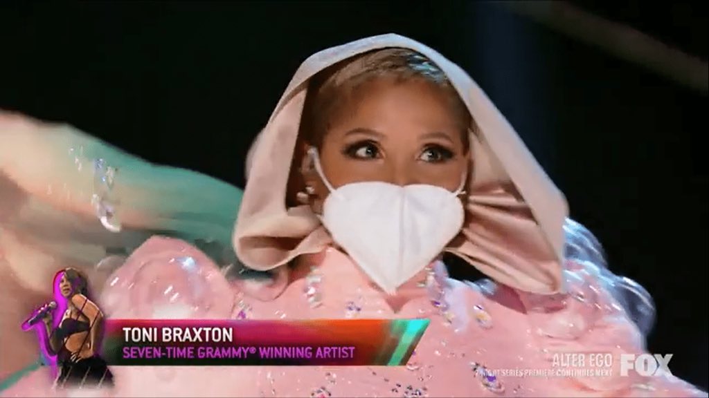 MoustafaHadary's tweet photo. It was Toni Braxton are you fucking kidding me and they sent her home. Why did she sing that Dua Lipa song. Her voice is phenomenal but it just wasnโt it tonight. Iโm disappointed she couldโve made it so much further #TheMaskedSinger #PufferfishMask https://t.co/9qiJrtzLE6