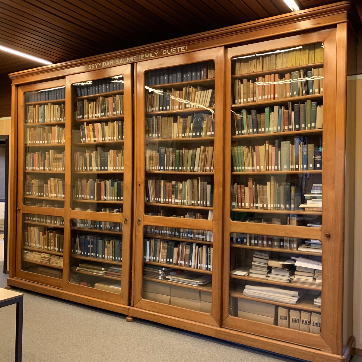 De mooiste kast in onze NINO-bibliotheek: collectie Seyyidah Salme (Emily Ruete). Precieze locatie vanaf 2022 nog onbekend; te groot voor de Middle Eastern Library in <a href="/ubleiden/">UBLeiden</a> ? nl.wikipedia.org/wiki/Emily_Rue… #collectievissen #GROOT