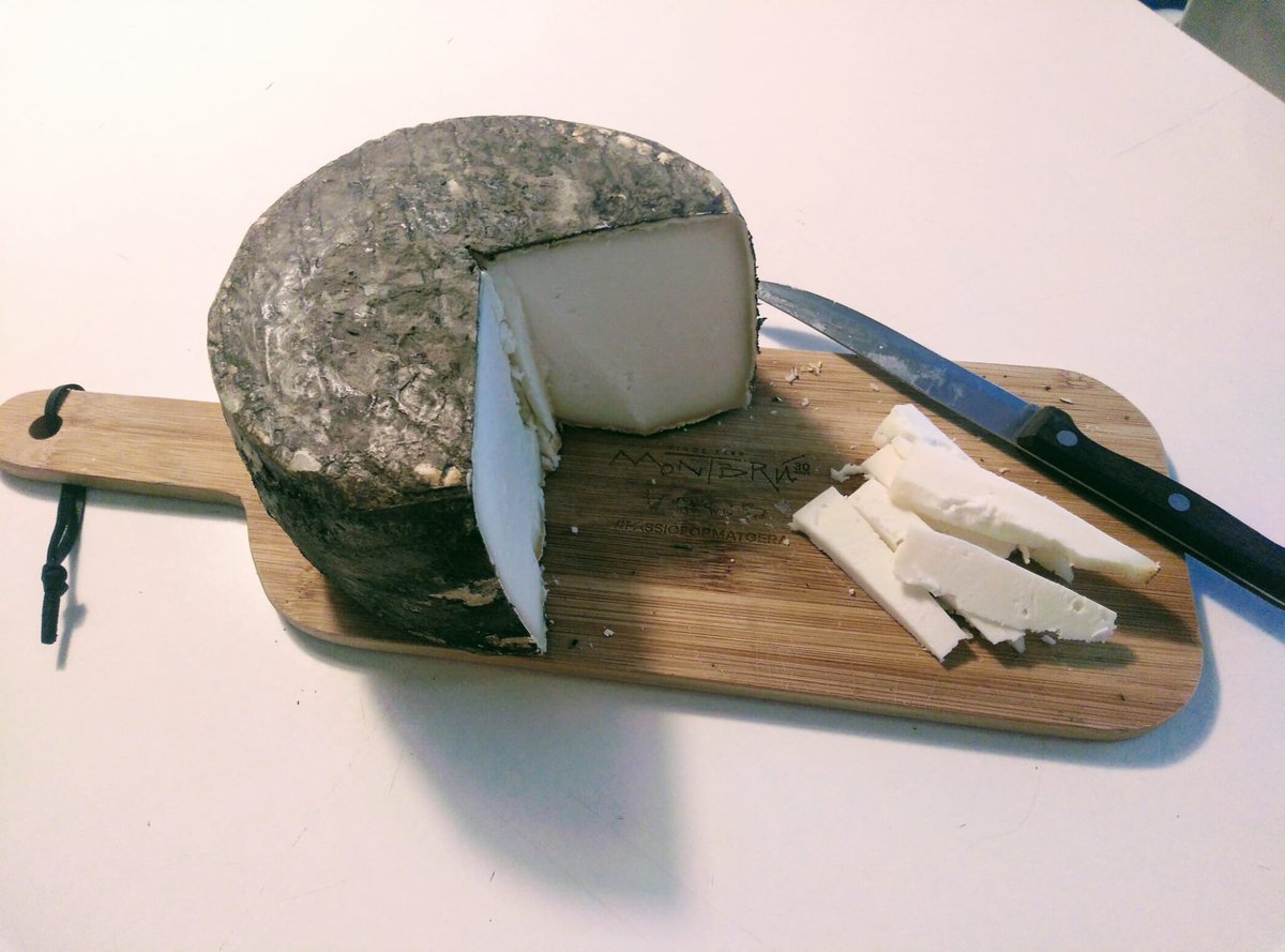 RRHHMontbru's tweet photo. Un dels beneficis que tenim la plantilla de @formatgemontbru  és poder disfrutar dels nostres formatges mentre treballem. Avui al mejador de la nau 3 hi teníem un Garrotxa de cabra de 1.7kg , tall a tall passa millor el dia.
#sommontbru #passioformatgera #beneficisocials https://t.co/ea9q2WFT4s
