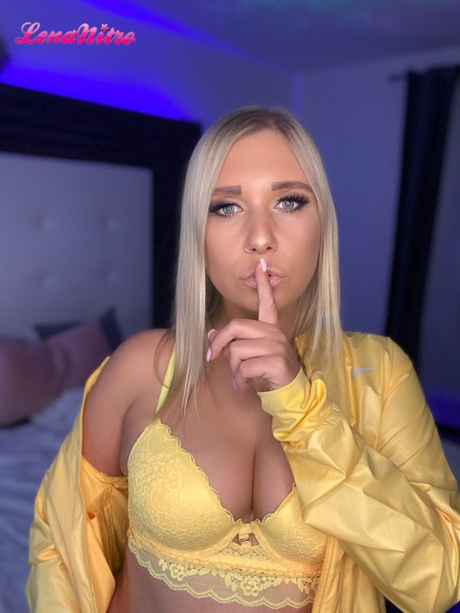 Soll ich Dir noch was tolles erz&auml;hlen bevor wie schlafen gehen? 😇😘  📱 >>> https://t.co/UUd5U7P7Ix https://t