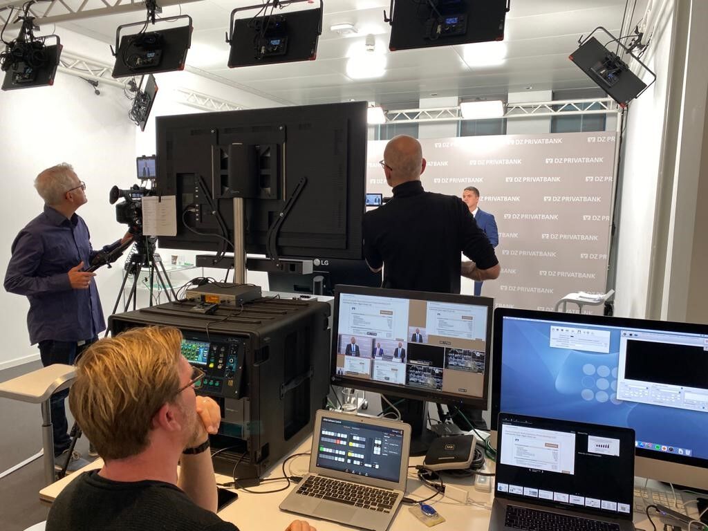 dzprivatbank's tweet photo. Blick hinter die Kulissen #EntscheiderDialog der #DZPRIVATBANK live aus Frankfurt! Vielen Dank für die Bereitstellung des Digital-Studios @DZBANK und @Romano Warlo für die professionelle Begleitung. Ein starkes Event von Experten für Experten! #motiviert #digitalevent #livestream https://t.co/GgmJOcvpqw