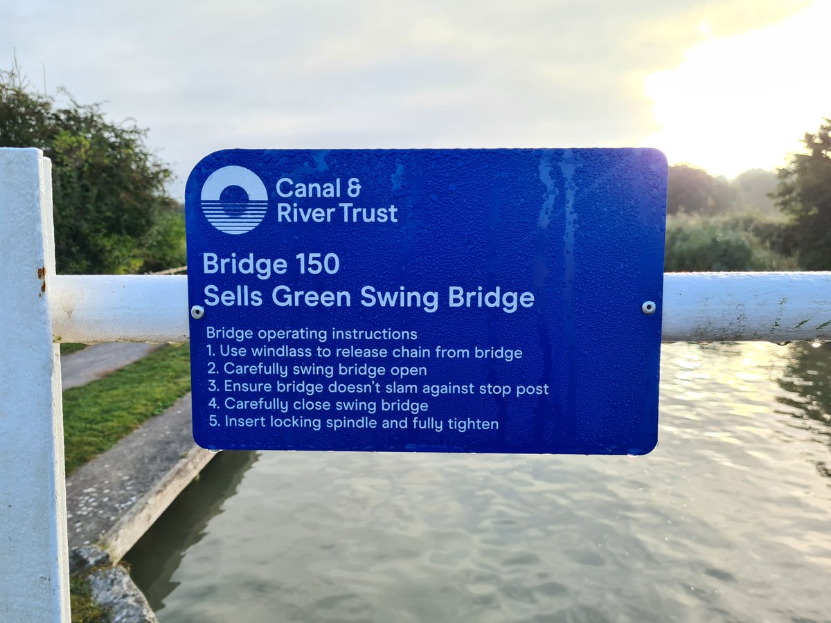 MissAnnaDuncan's tweet photo. @CRTContactUs Morning! Not sure if you are aware but Sells Green Swing Bridge (on the K&amp;A) doesn't currently have anything to secure it closed. The bolt and chain are missing and the temporary clicker strap over the bump stop has been snapped! https://t.co/jVaQONDdL8
