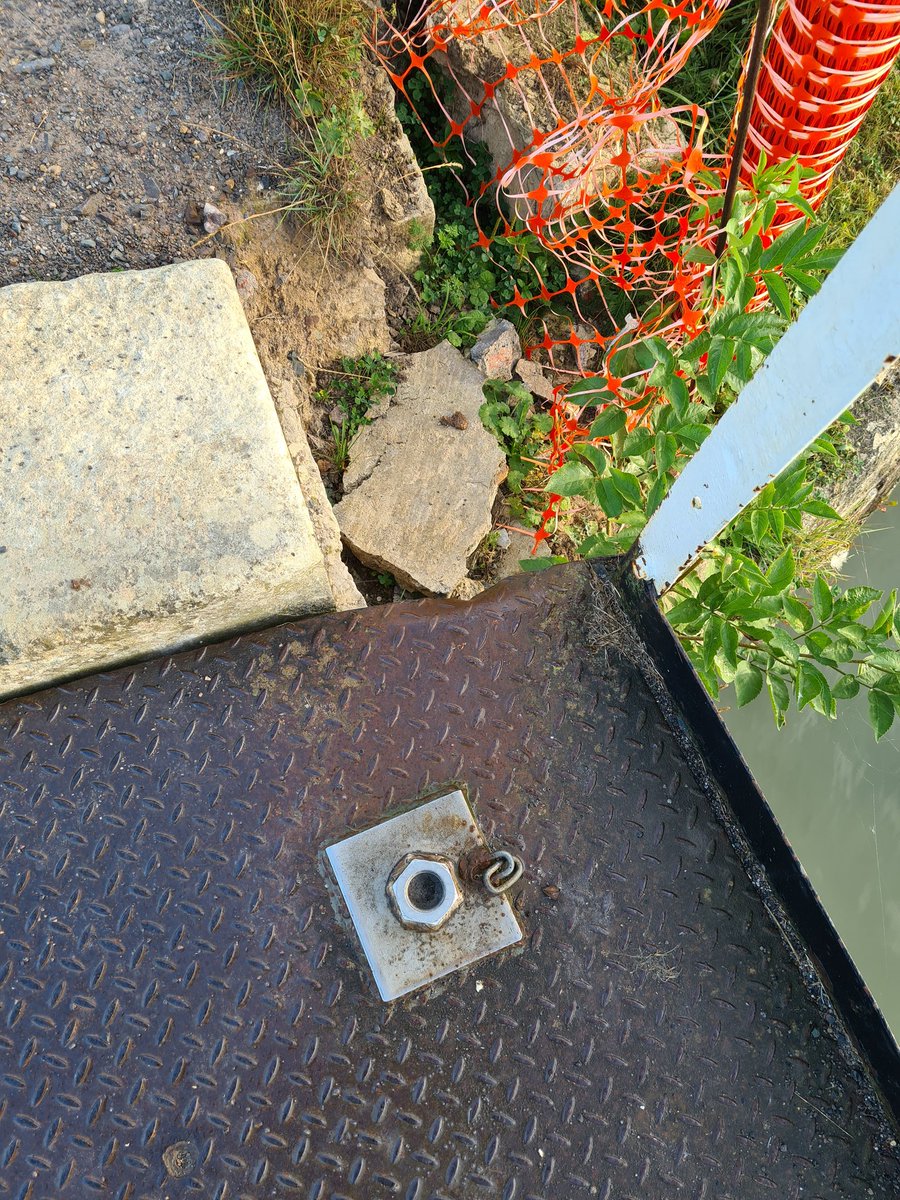 MissAnnaDuncan's tweet photo. @CRTContactUs Morning! Not sure if you are aware but Sells Green Swing Bridge (on the K&amp;A) doesn't currently have anything to secure it closed. The bolt and chain are missing and the temporary clicker strap over the bump stop has been snapped! https://t.co/jVaQONDdL8