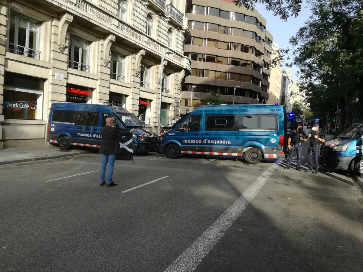 Fran6Qnet's tweet photo. Aquest senyor és el que està més a prop del consolat, sol... La resta fen una rotllana al mig de la Diagonal. https://t.co/9Wq3gzVEH5