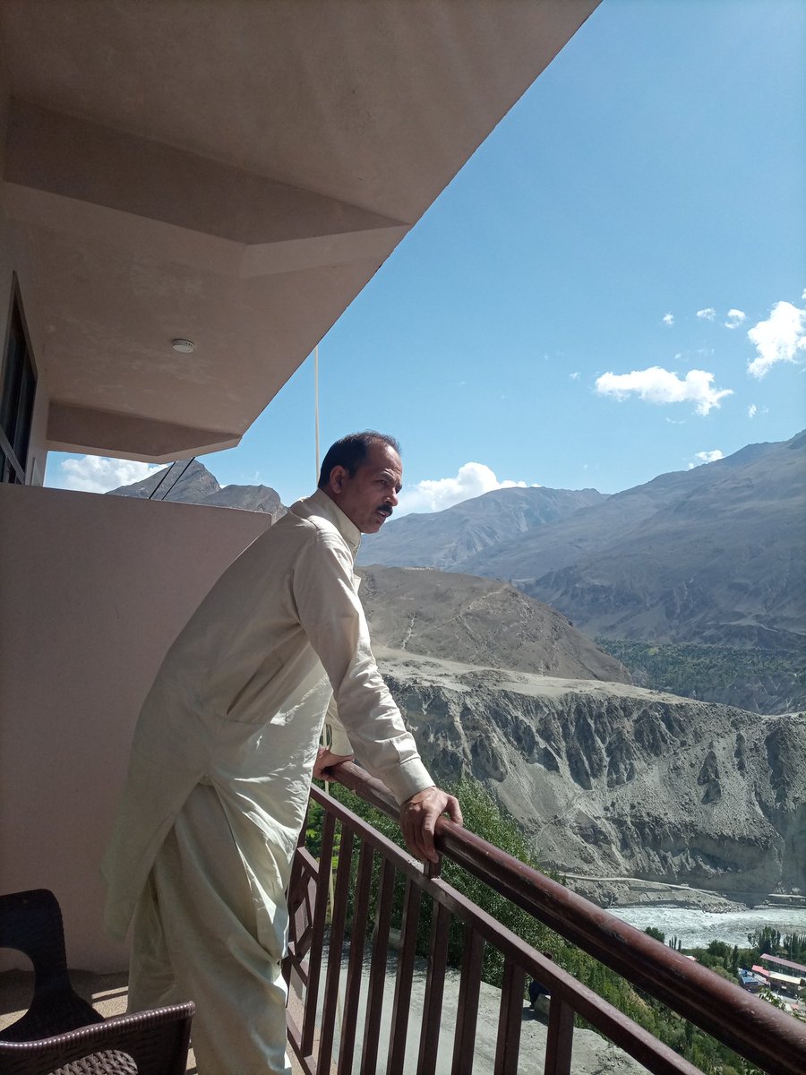 Dewana_Dil786's tweet photo. تم چلے آؤ پہاڈوں کی قسم
ہم تمہاری راہ دیکھیں گے صنم

سونی سونی لگتی ہیں یہ وادیاں
رو رہی ہیں حسن کی شہزادیاں

مر ہی جائیں گے غمِ فرقت میں ہم
تم چلے آؤ پہاڈوں کی قسم

تیرے بن ویران ہیں یہ راستے
چوڑ دنیا آجا میرے واسطے 

تم چلے آؤ پہاڑوں کی قسم

#Hunza_Valley https://t.co/ovQtPO9zcK