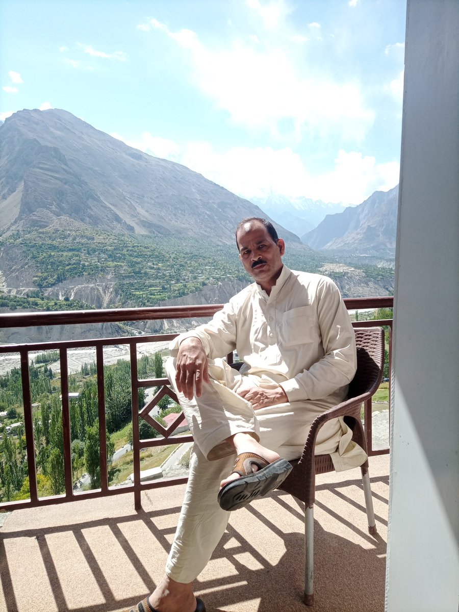 Dewana_Dil786's tweet photo. تم چلے آؤ پہاڈوں کی قسم
ہم تمہاری راہ دیکھیں گے صنم

سونی سونی لگتی ہیں یہ وادیاں
رو رہی ہیں حسن کی شہزادیاں

مر ہی جائیں گے غمِ فرقت میں ہم
تم چلے آؤ پہاڈوں کی قسم

تیرے بن ویران ہیں یہ راستے
چوڑ دنیا آجا میرے واسطے 

تم چلے آؤ پہاڑوں کی قسم

#Hunza_Valley https://t.co/ovQtPO9zcK