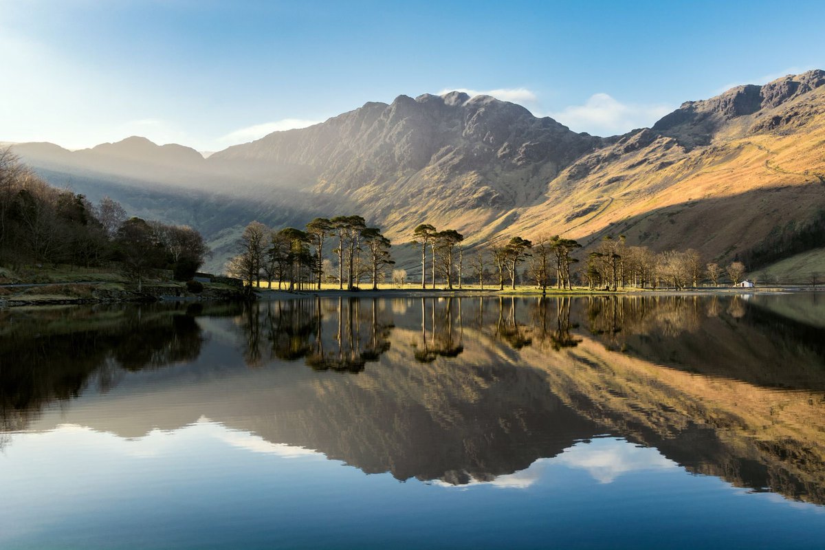 Happy #CumberlandDay!

Buttermere is a lake in #Cumberland, one of the famous waters of the #LakeDistrict.

The adjacent village of #Buttermere takes its name from the lake.

The lake and shore are owned by the @NationalTrust.

#HistoricCounties | #CountyDays
