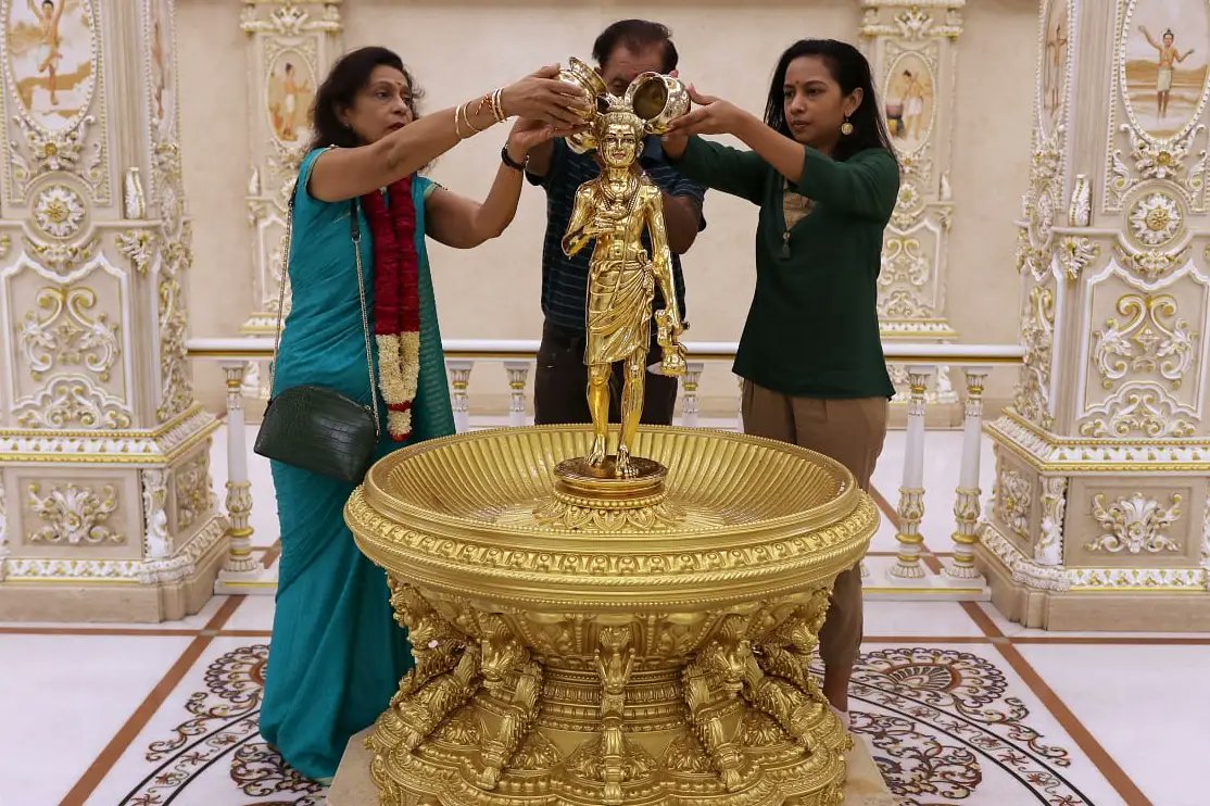 DelhiAkshardham's tweet photo. “Reminding culture and traditions educate for a better future,” expressed #Mauritius High Commissioner to India, H.E. Santi Bai Hanoomanjee, after her visit to Swaminarayan #Akshardham in #NewDelhi on 21 Sept.
 
#IndiaMauritius https://t.co/tzhcBg1GlQ