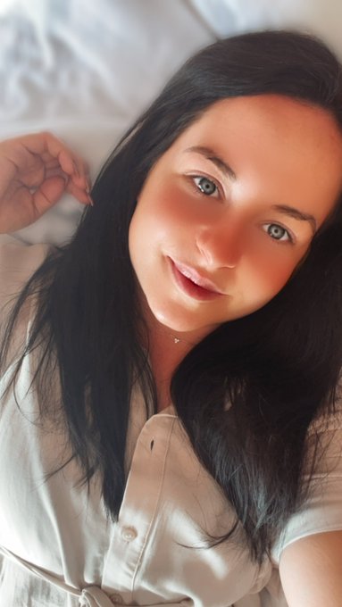 Kommt gut ins Wochenende ihr Lieben ❣️Ich genie&szlig;e meinen kleinen Urlaub in vollen Z&uuml;gen! 😌😴Morgen geht&lsquo;s<a href="/tag/christmas"class="tags"><span>#christmas</span></a><a href="/tag/merrychristmas"class="tags"><span>#merrychristmas</span></a><a href="/tag/weihnachten"class="tags"><span>#weihnachten</span></a><a href="/tag/froh"class="tags"><span>#froh</span></a>