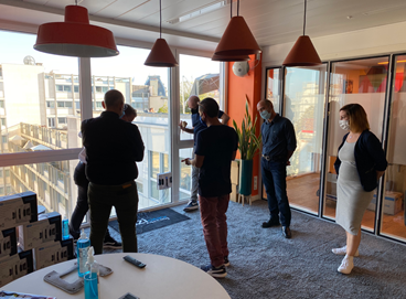 AxiComFR's tweet photo. Hier soir le @Wojo_co Champs Elysée s'est transformé en smart loft à l'occasion du lancement du dernier nettoyeur de vitre intelligent, le #HOBOT-2S du fabricant taïwanais #HOBOT #PRLaunch #SmartHome https://t.co/rzXvQ0RJxO