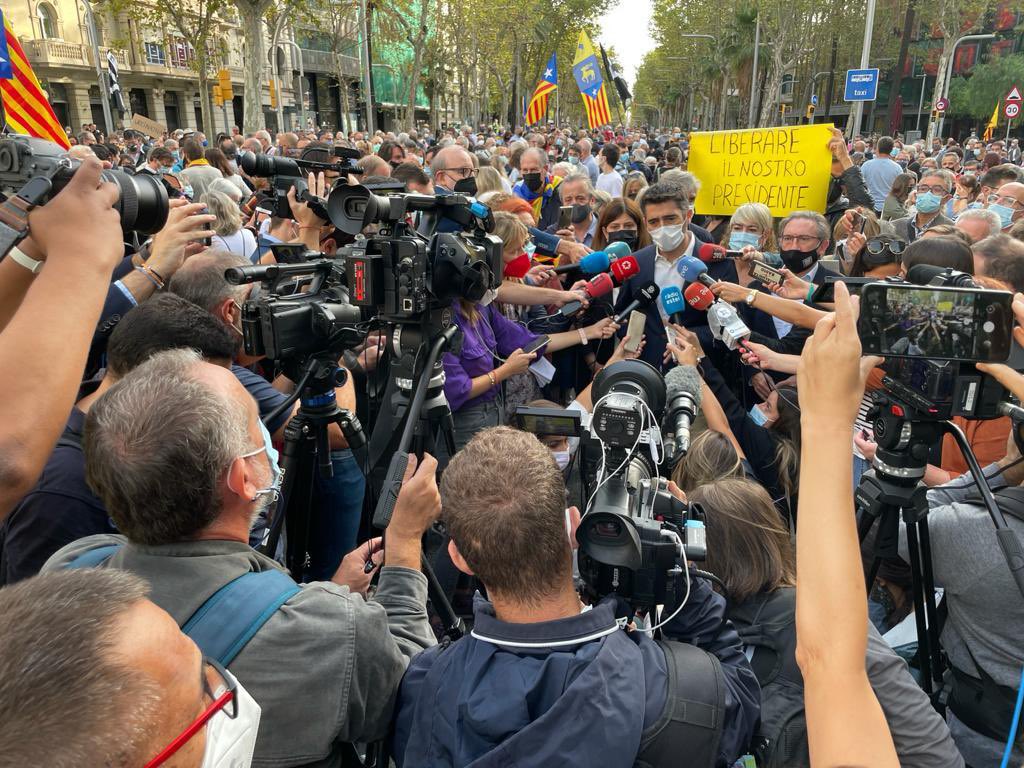 aleixclario's tweet photo. La protesta al tall de la Diagonal ha passat d’unes 200 persones a un miler en poc menys de 15 minuts. Però en fan falta moltes més. Al carrer! #FreePuigdemont 🎗 https://t.co/egftNKDLEJ