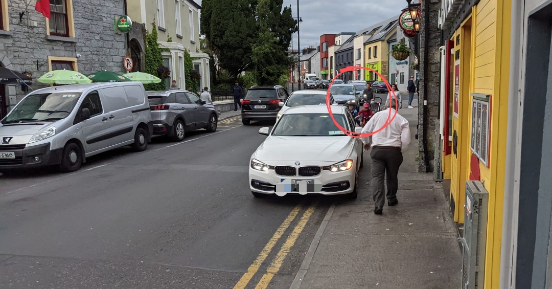 Being considerate of others helps build better communities. Please park legally and make sure that children, and adults, can move safely around #Oranmore. 

#MakeWayDay #FreeTheFootpaths