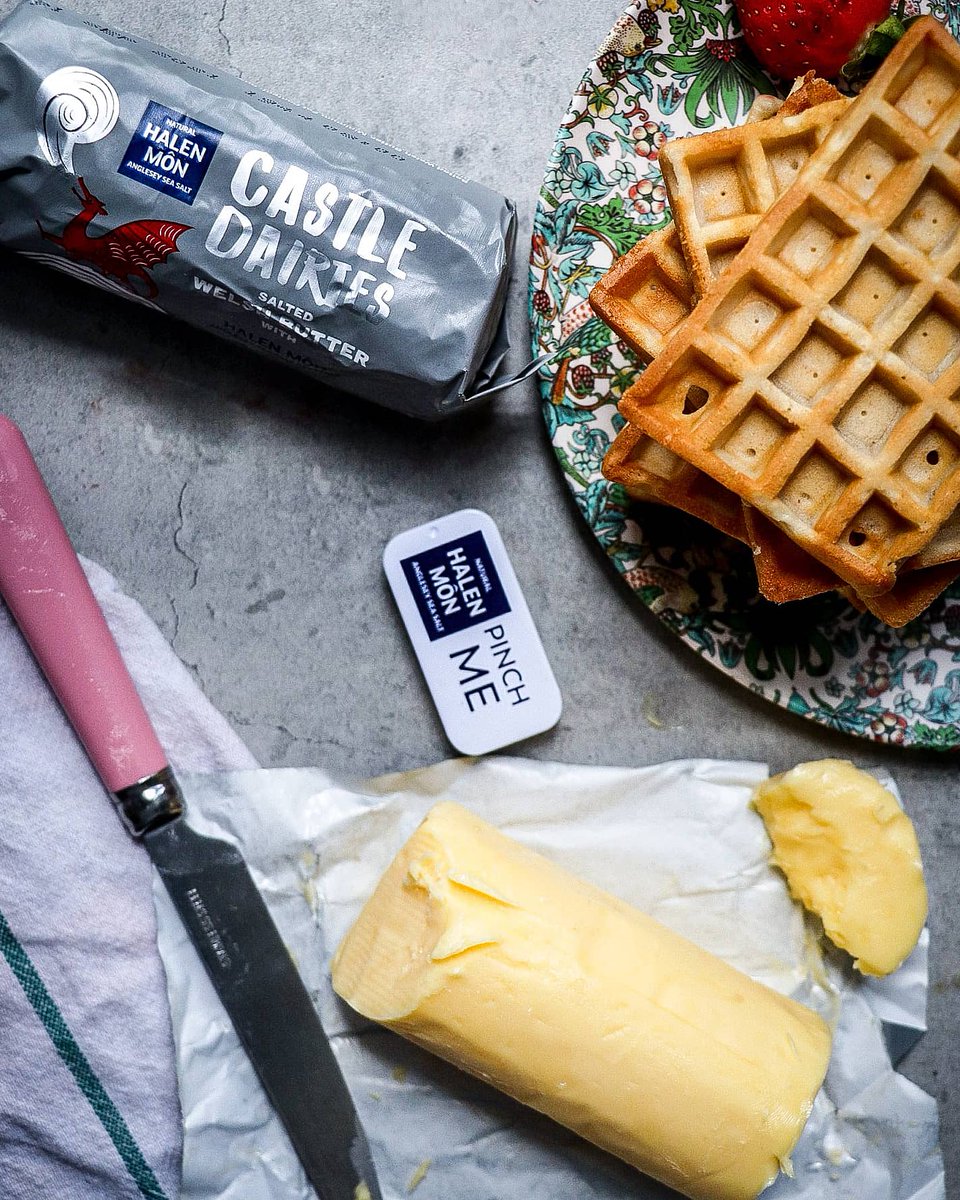 Llioangharad's tweet photo. Two of Wales’ best known food brands, Castle Dairies and Halen Môn have teamed up to launch a new Welsh butter made with 100% Welsh cream and the famous Anglesey natural sea salt crystals.

The new Welsh butter roll with Halen Môn, is now available in @Tesco_Wales

#ad https://t.co/X6Yh1mG5t8