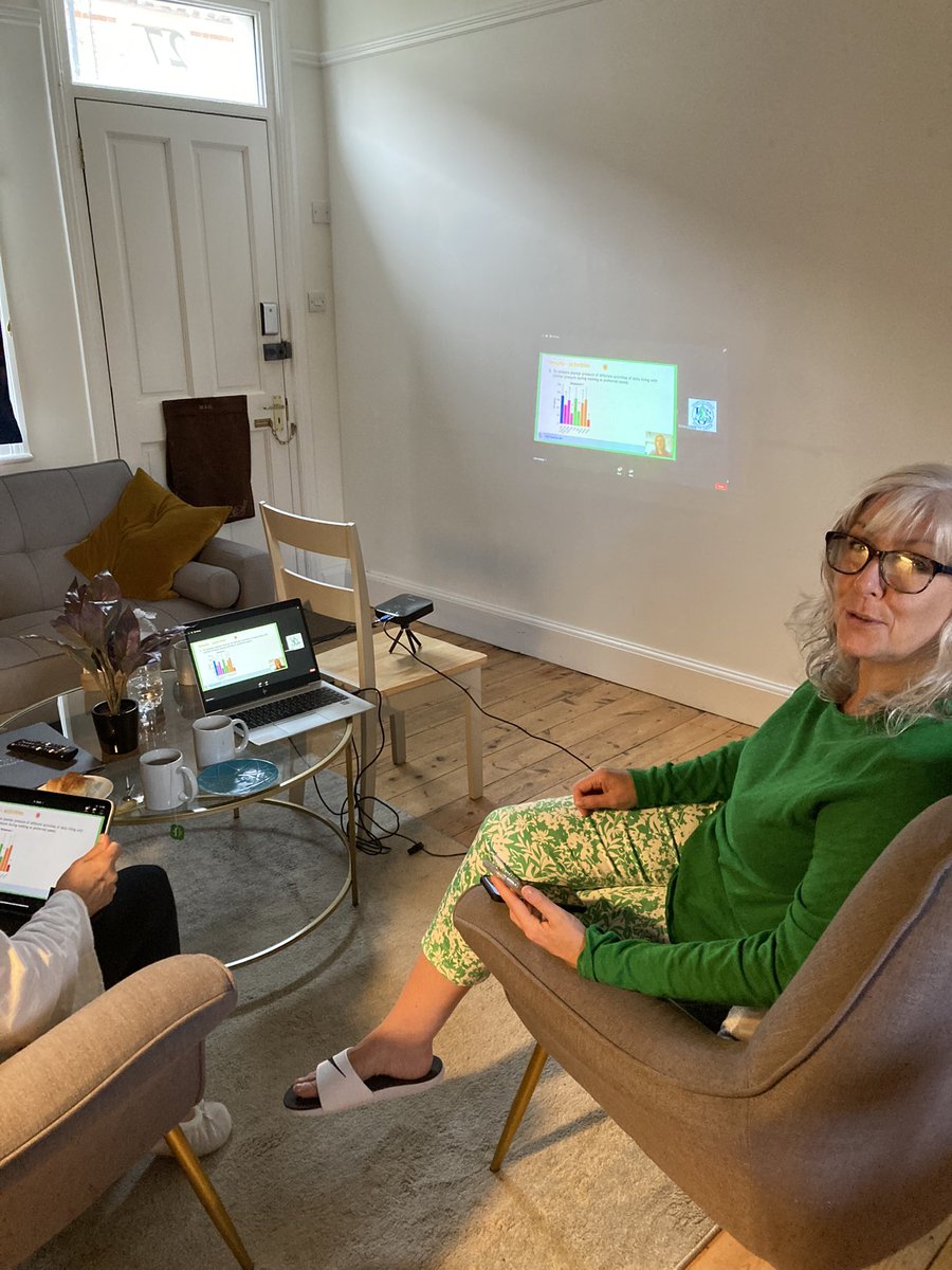 LesleyWeaving's tweet image. #dfsg projector enhancing our virtual experience. Looking forward to 2 days of interesting topics #diabeticfoot @RachelLouiseNo1 @rachelb_dsn