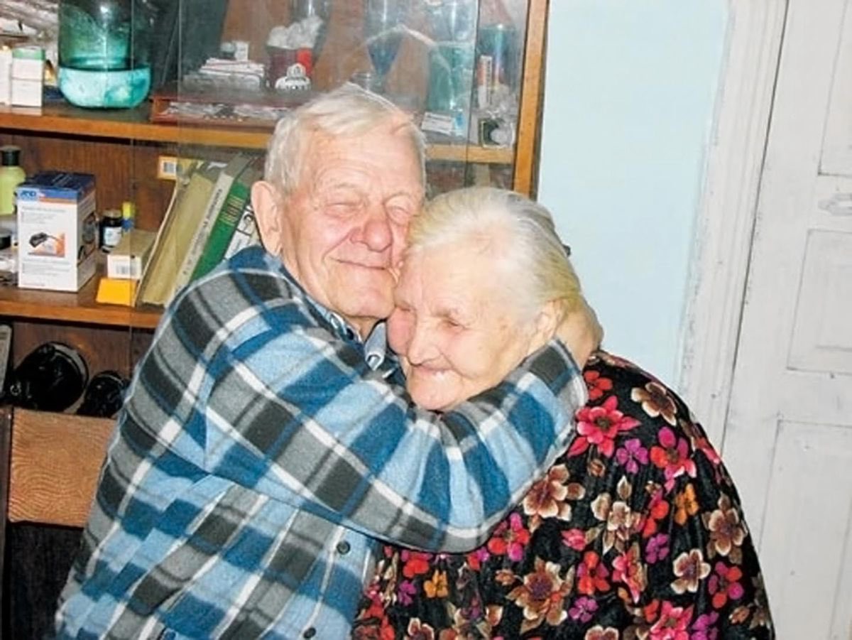Bouteflikov's tweet photo. Ce couple russe s’est retrouvé après avoir été séparé 60 ans. Ils étaient mariés depuis 3 jours quand l’homme a été obligé de rejoindre l’armée soviétique. Ils n’ont plus réussi à se retrouver durant 60 ans, jusqu’à ce qu’ils visitent «par hasard» leur ville natale le même jour. https://t.co/2Xr3JKs9MQ