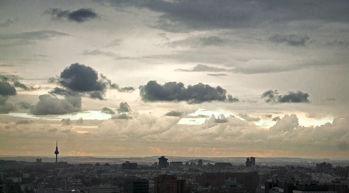 DanielVegaBorr1's tweet photo. Madrid, October 2015
#storm #tormenta #clouds #nubes #landscape #paisaje #communicationtower #torredecomunicaciones #pirulí #blue #repsol #azul #sublime #pastelcolors #colorespasteles #torresblancas https://t.co/NBz6HB7imE
