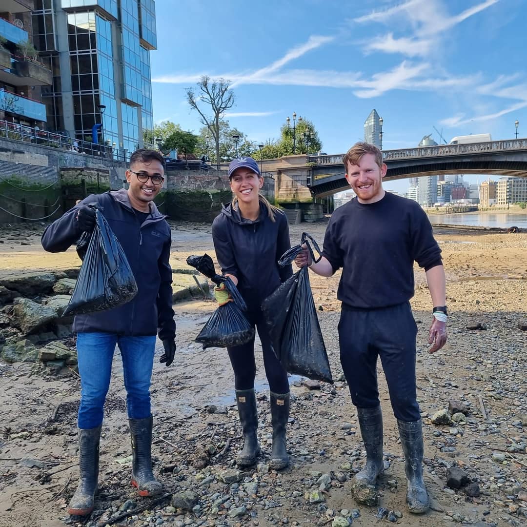 FDMGroup's tweet photo. This Sunday marks #WorldRiverDay 🏞 and our London #Energy Team put their wellies on and got stuck in with the #BigWetWipeCount organised by @Thames21. 

The group managed to collect over 1,200 wipes! Way to go! 👏

#FDMcareers #SimpleSkin #Environment #BinDontFlush https://t.co/8Nm5XCf3fN