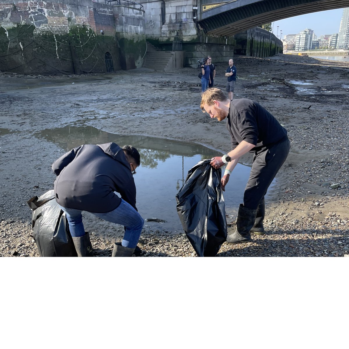 FDMGroup's tweet photo. This Sunday marks #WorldRiverDay 🏞 and our London #Energy Team put their wellies on and got stuck in with the #BigWetWipeCount organised by @Thames21. 

The group managed to collect over 1,200 wipes! Way to go! 👏

#FDMcareers #SimpleSkin #Environment #BinDontFlush https://t.co/8Nm5XCf3fN