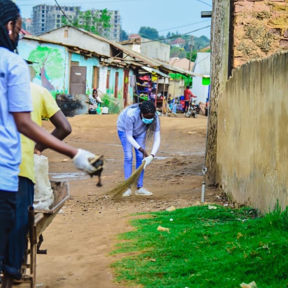 UgArchSociety's tweet photo. Community service by student members from the International University of East Africa. The service happened on 18th September 2021 in Kitalanga (Kasanga Heritage Village found in Makindye-Kampala) @kccaug @ASA_IUEA #communityoutreachprogram #communityoutreachweek https://t.co/s8g7bbzrpf