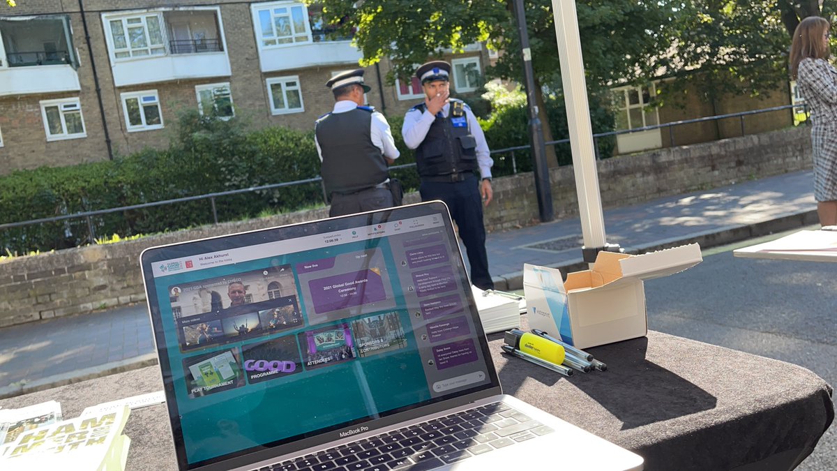 GlobalGoodAward's tweet photo. Here’s how bronze winners @HammersmithBID were watching the ceremony! From Hammersmith Bridge whilst promoting #WorldCarFreeDay! https://t.co/M5PEqAZEsw @LBHF @ecargobikes @TfL #ParcelsNotPollution https://t.co/pNc3hS5B1k