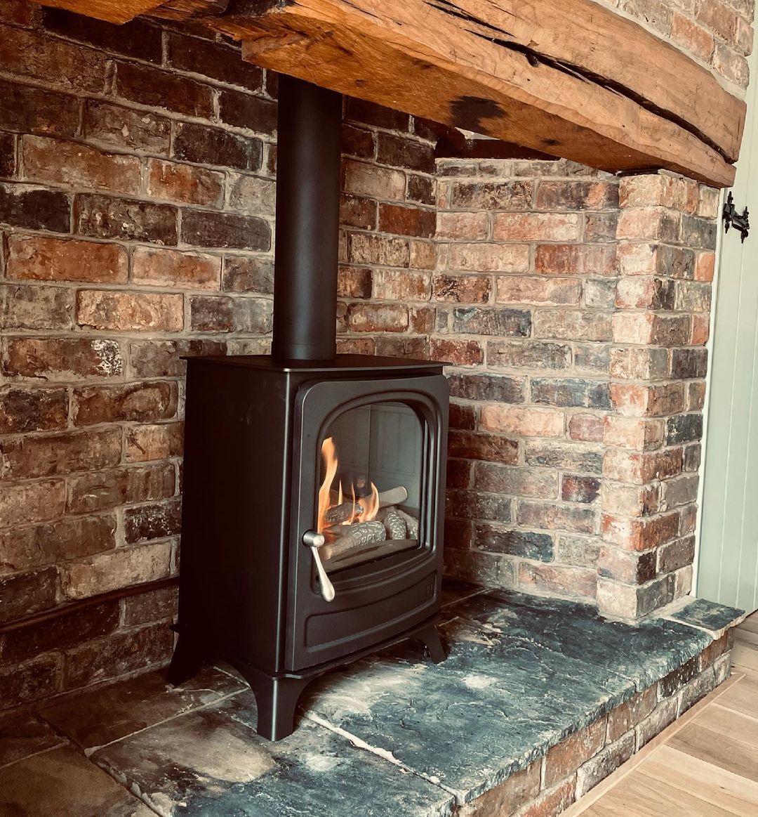 aradastoves's tweet photo. We love how our charming Holborn stove contrasts against the traditional oak mantle piece and rugged brick surround here! A match made in interior heaven we think. #EcodesignReady
Thanks for sharing Mr Fireplace! https://t.co/H4Vm3UGJGC