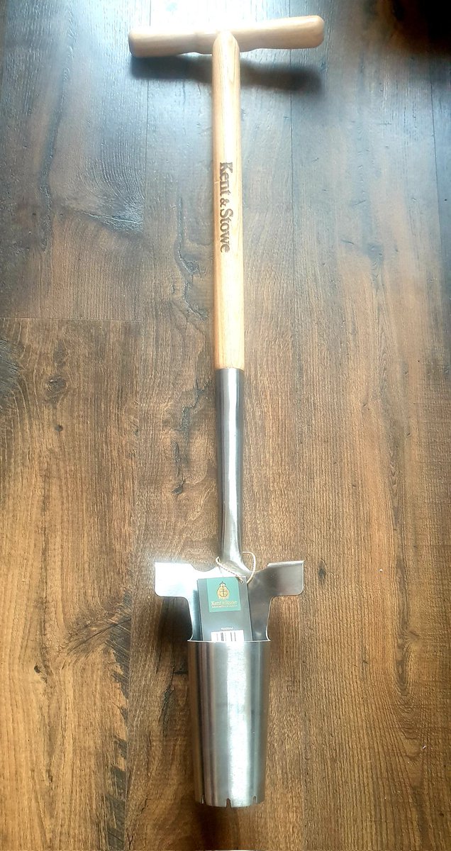 CVelzianPhilp's tweet photo. After the week I have had 😥 - thank you @nhsfife #HealthcareWorkers for being fantastic! I bought this as a treat.😊 If it's good enough for @frostatwork and @TheMontyDon, it's good enough for me!. Can't wait to start bulb planting 🥰🌷
#nosoreback #GardeningTwitter https://t.co/1u9Y3UnAdT