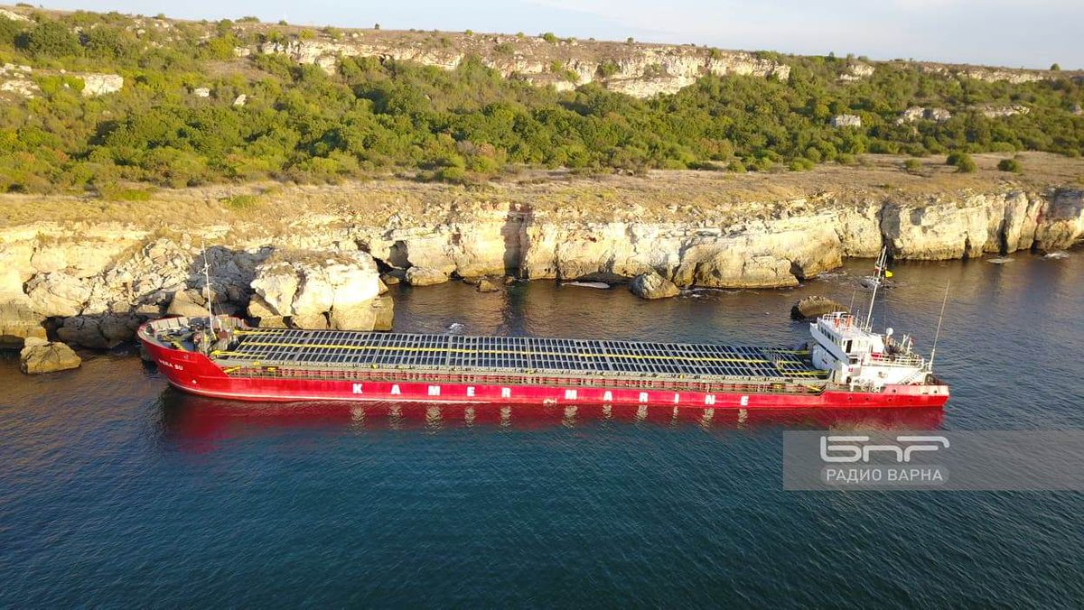 radiovarna's tweet photo. 🚢Започна операцията по изваждане на заседналия край скалите на #Каменбряг товарен #кораб. Тази сутрин плавателният съд бе швартован
#VeraSU #ship #Bulgaria
👉https://t.co/hm8tvRcylz https://t.co/murfuKMFWy