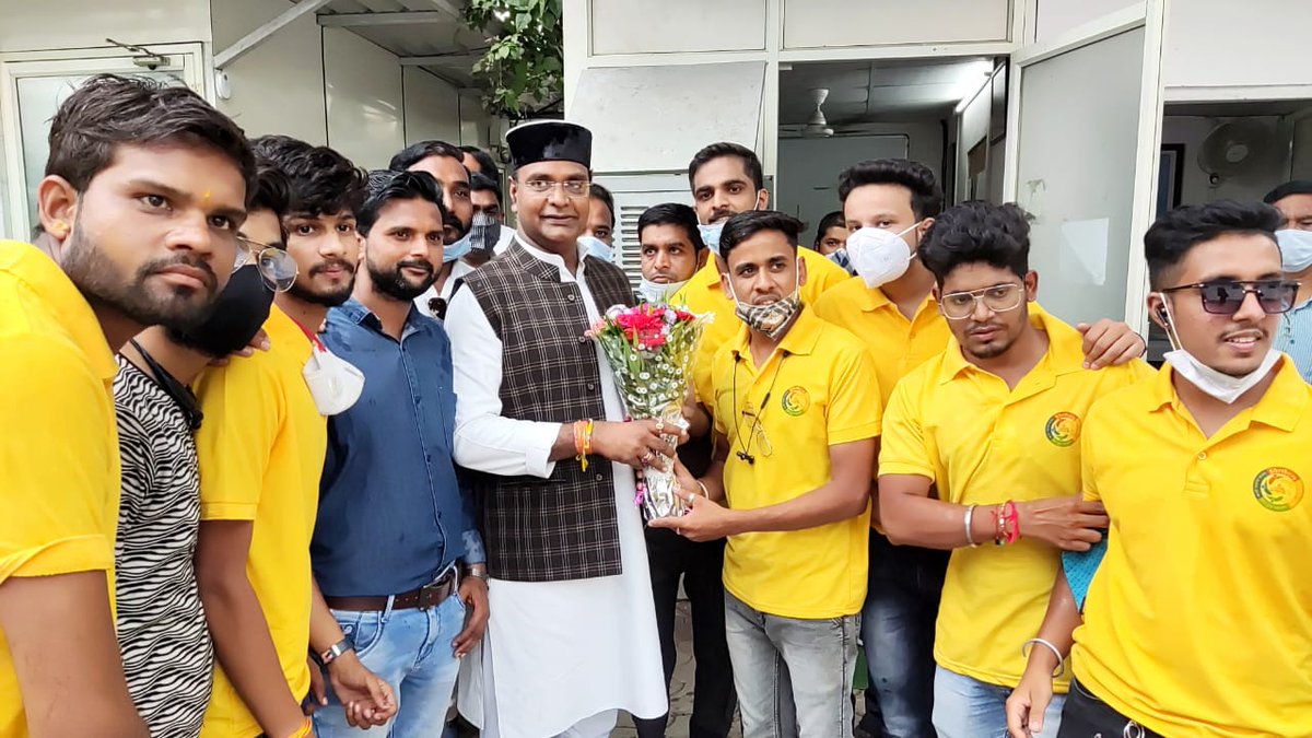 VishvasSarang's tweet photo. नरेला क्षेत्र निवासरत जैन समाज के युवा साथियों ने आज निज निवास पर सौजन्य भेंट की। https://t.co/sJVVM7eDZf