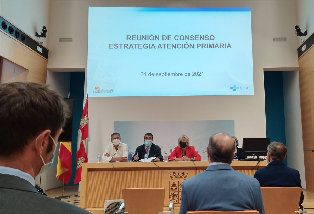 Hoy nuestra presidenta del @Cotsburgos se encuentra en #Valladolid, manteniendo reunión de consenso en la estrategia de #AtencionPrimaria junto con otros representantes de #TrabajoSocial @TrabSocialCyL @jcyl #TrabajosocialSanitario