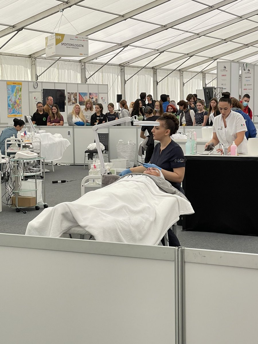 A fond avec Camille Samuel, la candidate de <a href="/MaRegionSud/">Région Sud</a> aux #Euroskills <a href="/2020Graz/">EuroSkills 2020 Graz</a> ! Spécialisée en soins esthétiques, elle nous représente au plus grand concours des métiers du monde, avec le soutien de notre Vice-Présidente @mf_bulteau présente sur place ! 😉