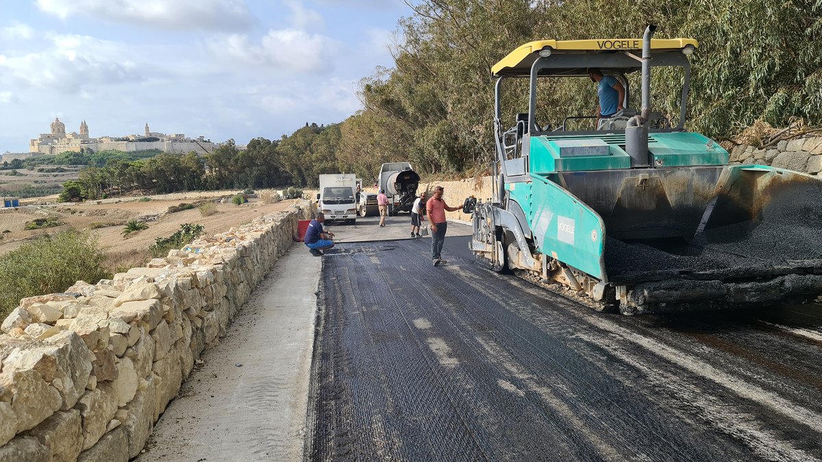 InfraMalta's tweet photo. 👷‍♀️ #Today we are resurfacing p/o V.Bonello Rd, #Mtarfa, after recent rebuilding works failed our quality tests. Remedial works at contractors' expense. We will then retest road to make sure it meets required standards for longer lasting infrastructure. #UpgradingYourRoadNetwork https://t.co/W1bapkMVqp