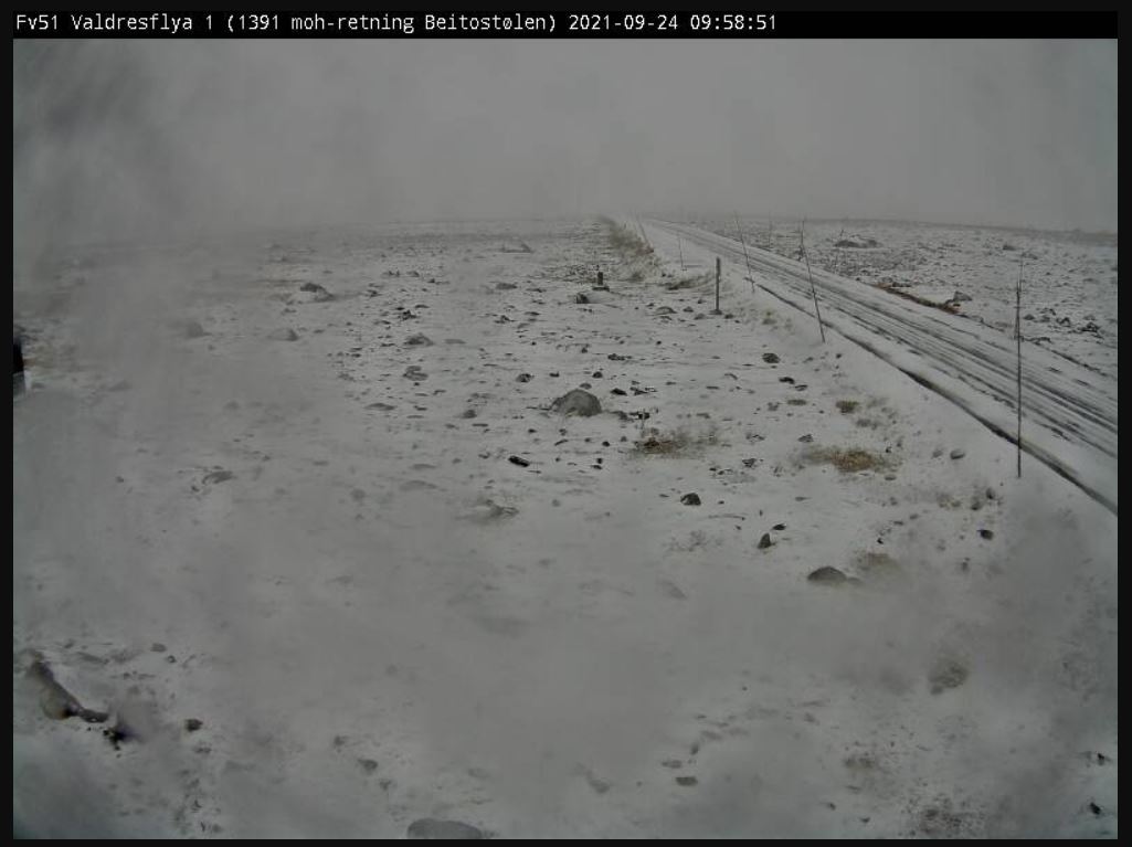 VTSost's tweet photo. Flere steder i fjellet ligger det snø i vegen. Legg om til vinterdekk før dere legger ut på biltur i fjellet. #trygtfremsammen https://t.co/GBQfQcXFRw
