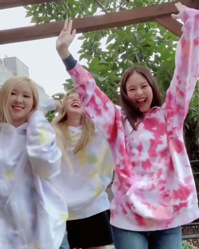 cyanblink's tweet photo. Jennie, Jisoo, and Rosé doing the LALISA challenge! I love them 🥺💖 @blackpink https://t.co/syEsHR71vQ