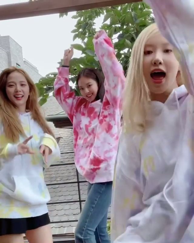 cyanblink's tweet photo. Jennie, Jisoo, and Rosé doing the LALISA challenge! I love them 🥺💖 @blackpink https://t.co/syEsHR71vQ
