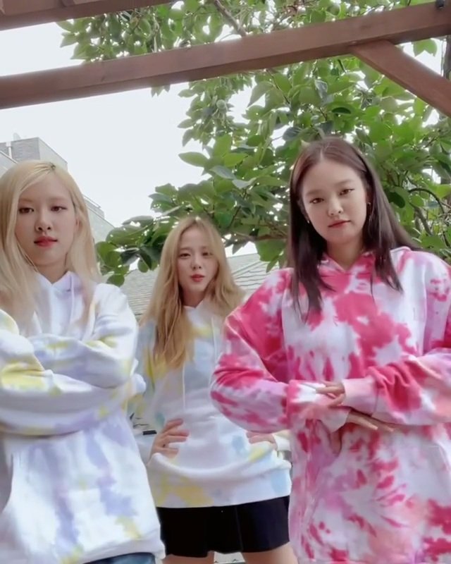 cyanblink's tweet photo. Jennie, Jisoo, and Rosé doing the LALISA challenge! I love them 🥺💖 @blackpink https://t.co/syEsHR71vQ