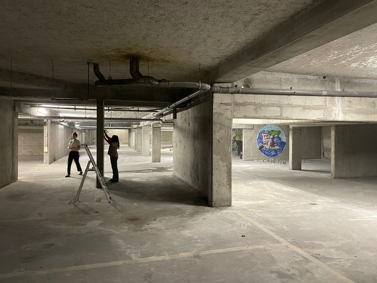 VillaBelleville's tweet photo. #EteCulturelIDF @MinistereCC continue à #paris20 avec la @_RIVP_ ,#VillaBelleville et #Ojan 💛pour 1 projet #streetart dans 1 parking vide #rueramponeau 🤩 Au programme fresques et échanges artistiques entre les #streetartist invités et les ado de #Belleville #vivrelaculture https://t.co/EpnG0MXaHp