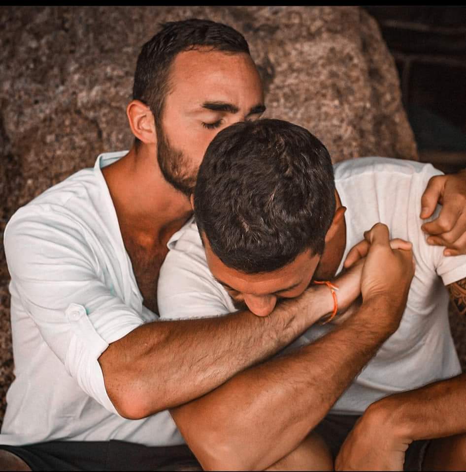 moh77718's tweet photo. دائما يا صديقي 🏳‍🌈❤
إبحث عن الذي يشاركك اللحظات بجنون، وهو في قمة الن��ج، ابحث عن شخص لايشبهك في شيء ،لكنه يقتبس منك كل شيء، مع مرور الوقت حتى يصبح شبيها لك و نسخة منك، إبحث عن روح تتنافس مع روحك ايهما ستخلق السعادة اكثر، عن روح نقية تلبسك كلما ازدادة قذارة العالم، https://t.co/ZaE85Yhf6s