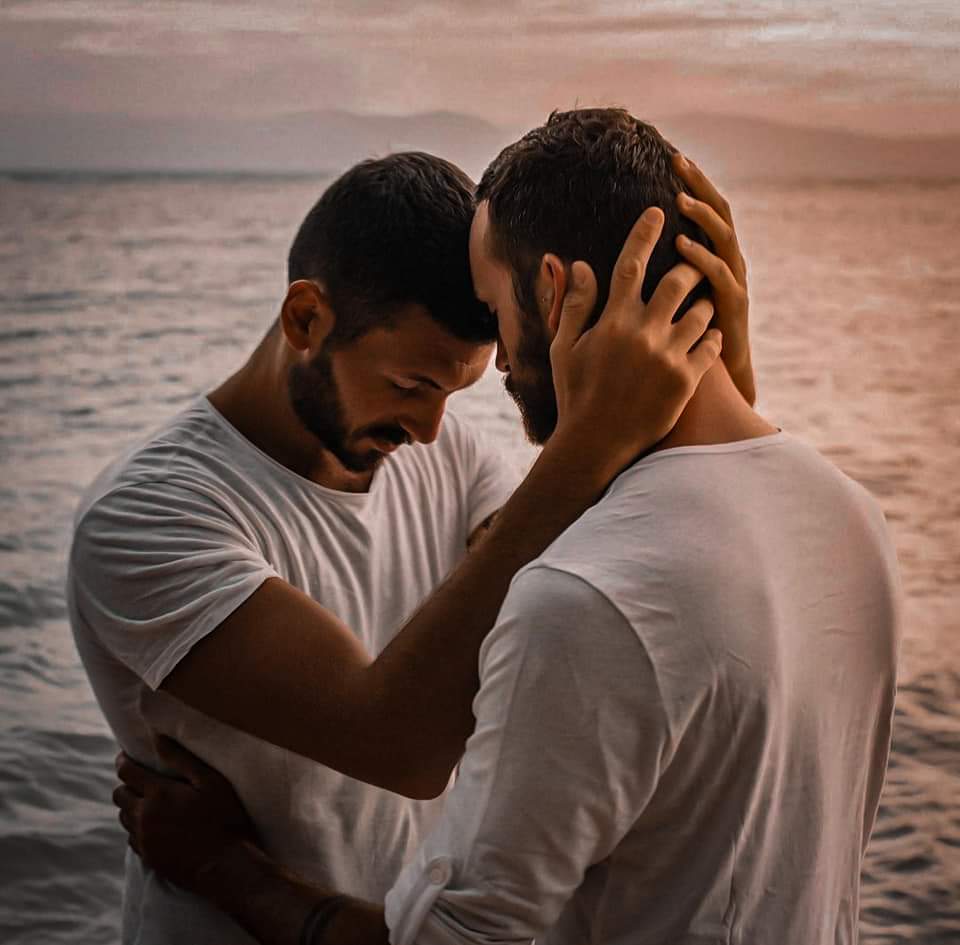 moh77718's tweet photo. دائما يا صديقي 🏳‍🌈❤
إبحث عن الذي يشاركك اللحظات بجنون، وهو في قمة الن��ج، ابحث عن شخص لايشبهك في شيء ،لكنه يقتبس منك كل شيء، مع مرور الوقت حتى يصبح شبيها لك و نسخة منك، إبحث عن روح تتنافس مع روحك ايهما ستخلق السعادة اكثر، عن روح نقية تلبسك كلما ازدادة قذارة العالم، https://t.co/ZaE85Yhf6s