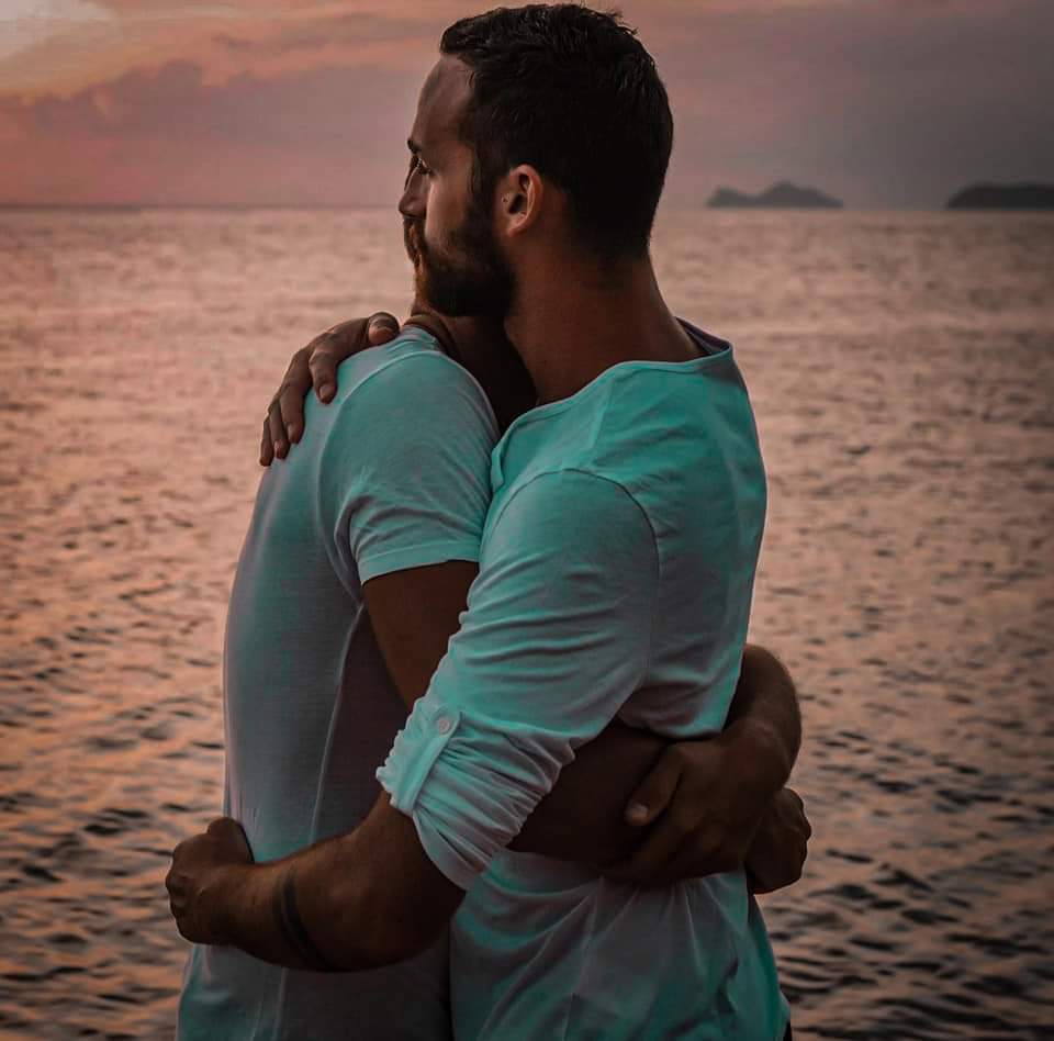 moh77718's tweet photo. دائما يا صديقي 🏳‍🌈❤
إبحث عن الذي يشاركك اللحظات بجنون، وهو في قمة الن��ج، ابحث عن شخص لايشبهك في شيء ،لكنه يقتبس منك كل شيء، مع مرور الوقت حتى يصبح شبيها لك و نسخة منك، إبحث عن روح تتنافس مع روحك ايهما ستخلق السعادة اكثر، عن روح نقية تلبسك كلما ازدادة قذارة العالم، https://t.co/ZaE85Yhf6s