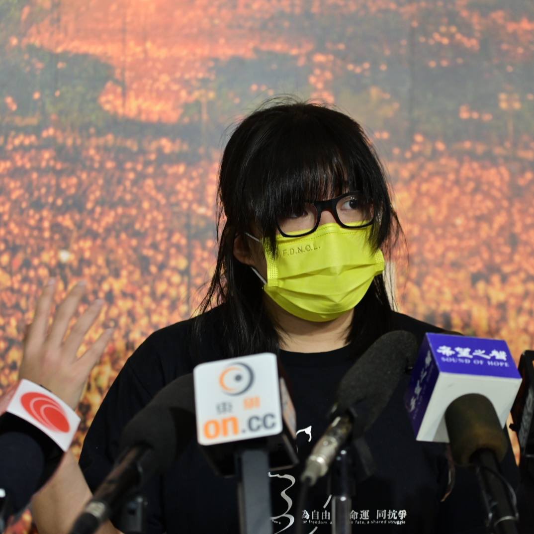 galileocheng's tweet image. Bail denied again for @zouxingtong in her 8 day bail review, and reporting restrictions remains even she delivered a good speech of constitutional law lecture.

She would return to court for another bail review on September 30rd 1530.

She’s on same tee to picture today.