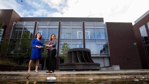 UL's tweet photo. The new cancer research centre at UL is to take “an entirely different approach” to the treatment of the disease by using personalised digital medicine to improve cancer care and outcomes.
Find out more:
https://t.co/Vt6Wq5sJsn
#Limerick #CancerResearch https://t.co/nQn1Zm8bhp