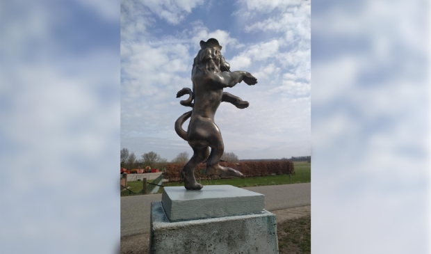 Vandalen vernielen Leeuw van Aerdt -  zevenaarpost.nl/nieuws/algemee…