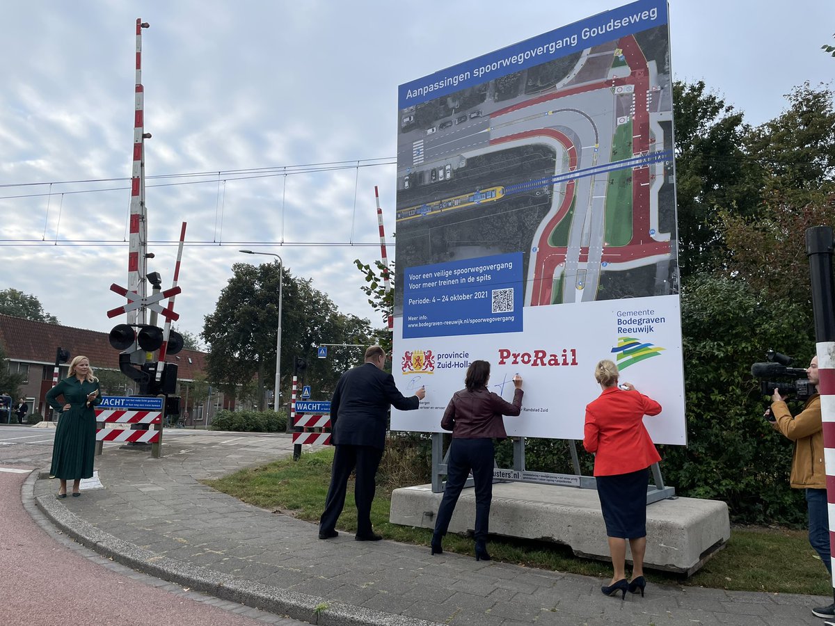 RSKersbergen's tweet photo. Vanmorgen een officieel moment: handtekeningen van @ProRail, @zuid_holland en @gem_BR om de kwartierdienst op de spoorlijn Leiden-Utrecht mogelijk te maken! Belangrijke ingrepen om zowel de bereikbaarheid van als de verkeersveiligheid in onze gemeente te verbeteren. https://t.co/Rok7O4ll1l