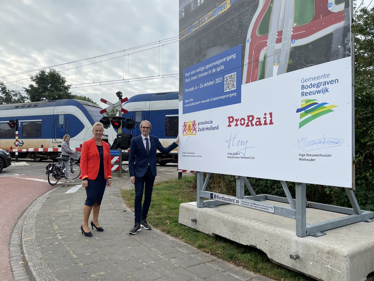 RSKersbergen's tweet photo. Vanmorgen een officieel moment: handtekeningen van @ProRail, @zuid_holland en @gem_BR om de kwartierdienst op de spoorlijn Leiden-Utrecht mogelijk te maken! Belangrijke ingrepen om zowel de bereikbaarheid van als de verkeersveiligheid in onze gemeente te verbeteren. https://t.co/Rok7O4ll1l