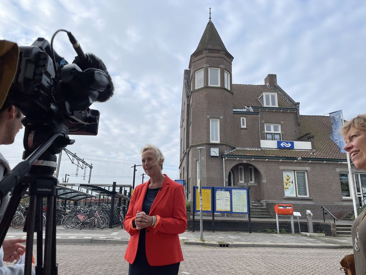 RSKersbergen's tweet photo. Vanmorgen een officieel moment: handtekeningen van @ProRail, @zuid_holland en @gem_BR om de kwartierdienst op de spoorlijn Leiden-Utrecht mogelijk te maken! Belangrijke ingrepen om zowel de bereikbaarheid van als de verkeersveiligheid in onze gemeente te verbeteren. https://t.co/Rok7O4ll1l