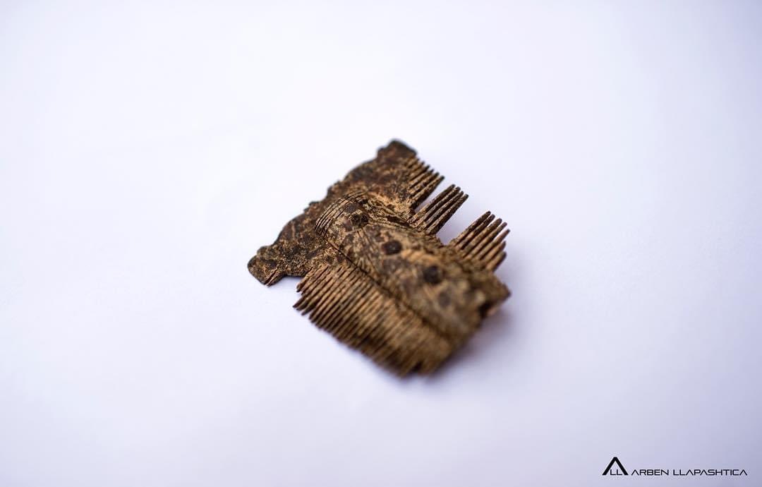 ALlapashtica's tweet photo. #old #comb #bone #aincient #site #found @ulpiana https://t.co/YIjFX72exi