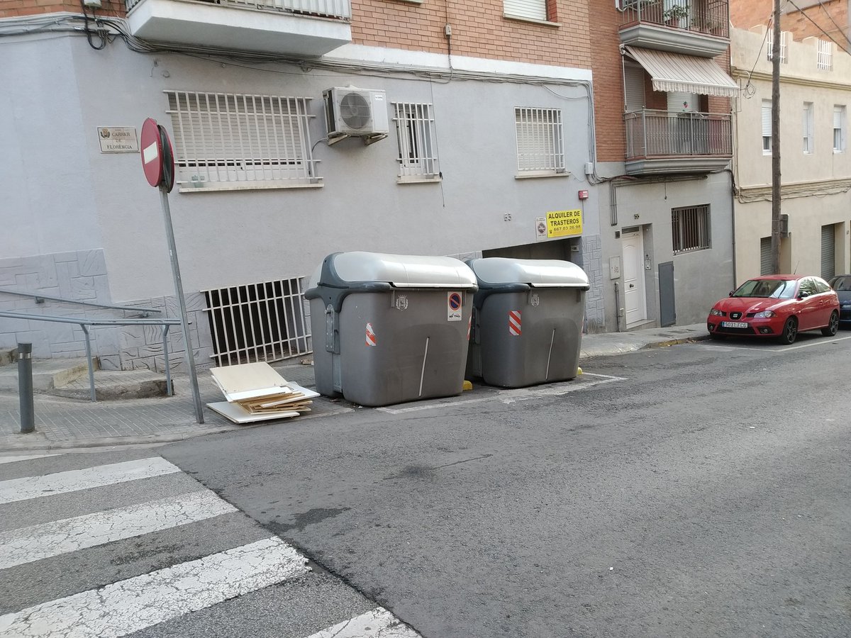 gercabmar's tweet photo. Hola @nuriaparlon. Quan penses aplicar el reciclatge a la teva ciutat? Carrer Florència cantonada Nàpols. 4 contenidors seguits i tots de rebuig. @josepmariatost @gabrielrufian #recicla #CanviClimàtic https://t.co/Cxckb0prbn