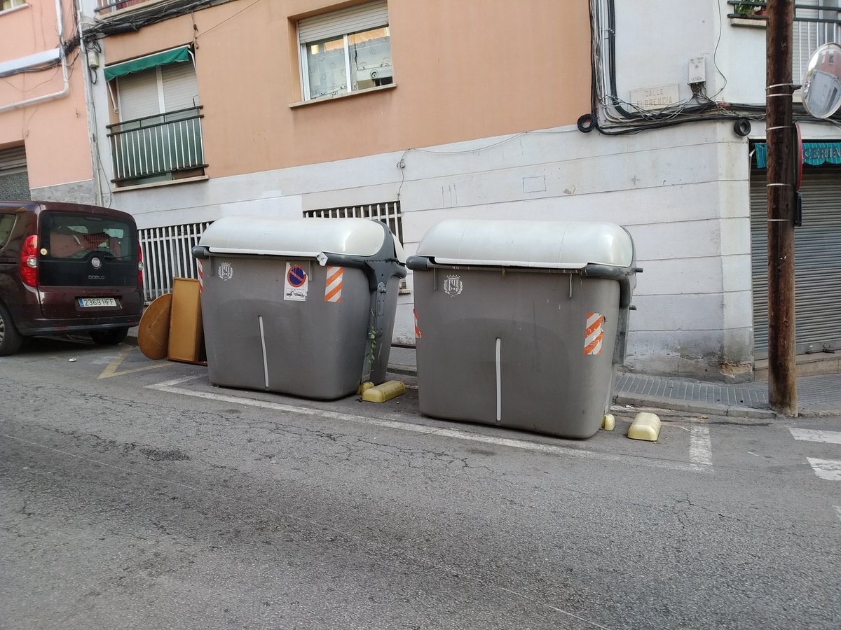 Hola <a href="/nuriaparlon/">Parlon #apeudecarrer #interioriseguretatpública</a>. Quan penses aplicar el reciclatge a la teva ciutat? Carrer Florència cantonada Nàpols. 4 contenidors seguits i tots de rebuig. <a href="/josepmariatost/">Josep Maria Tost</a> <a href="/gabrielrufian/">Gabriel Rufián</a> #recicla #CanviClimàtic