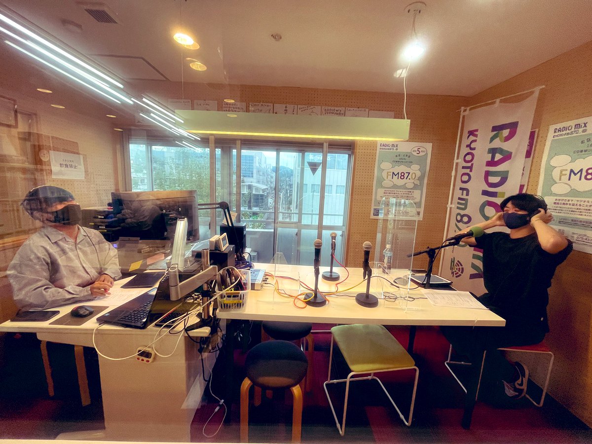 radiomixkyoto's tweet photo. 【SPLASH MIX KYOTO金曜】　
今日で進士くんが番組を卒業！最初のコーナーは、大橋くんからのサプライズ企画成功！実は進士くんの進行シートがここだけ空白でした。大橋くんから進士くんへ贈る3曲♪進士くんウルウルきてまます(笑)この後も生放送お楽しみください！！#fm870 #卒業企画 #サプライズ https://t.co/zJflmOZ34a